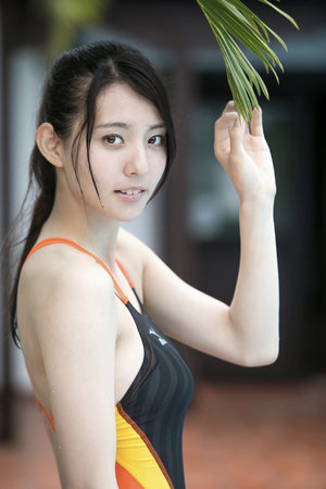 下雨天的车站避雨2